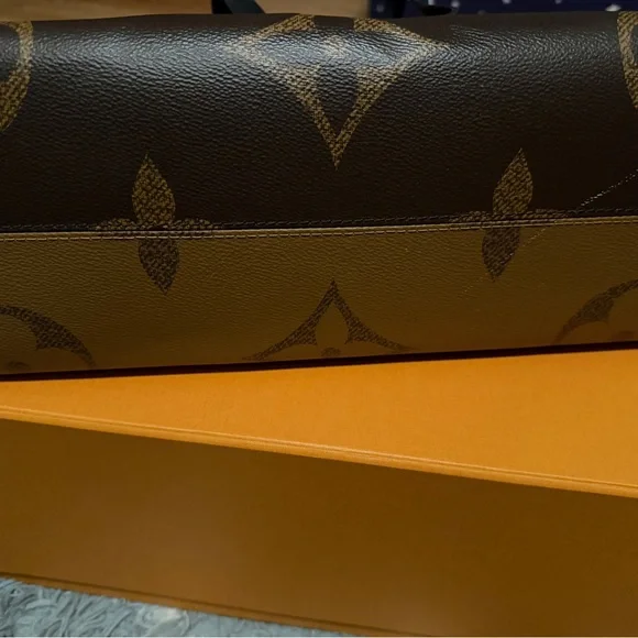 Louis Vuitton On the Go MM Monogram Tote - Picture 12 of 12